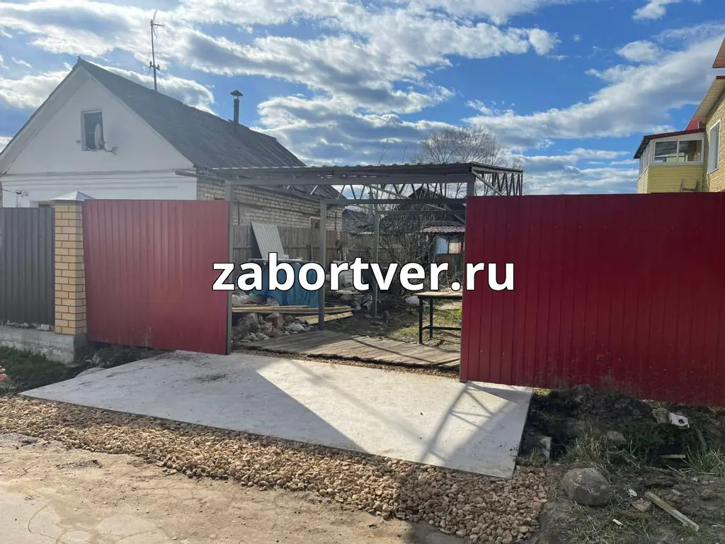 Подъемные ворота с навесом: современные решения для удобного заезда на участок в Твери